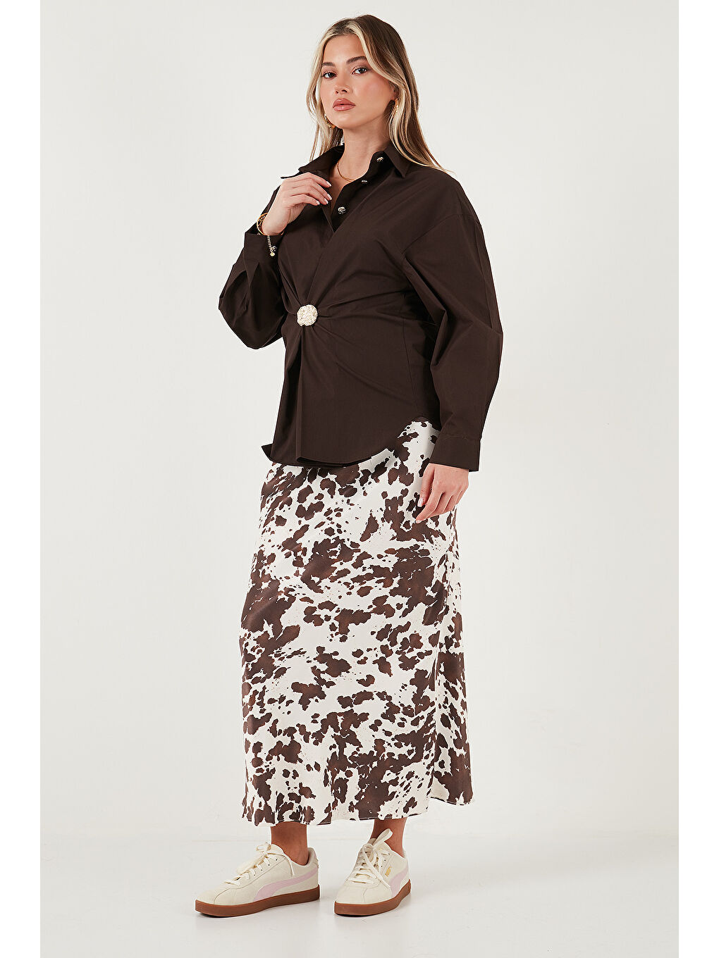 Kahverengi Pamuklu Regular Fit Broş Detaylı Uzun Kollu Gömlek 6834990-1