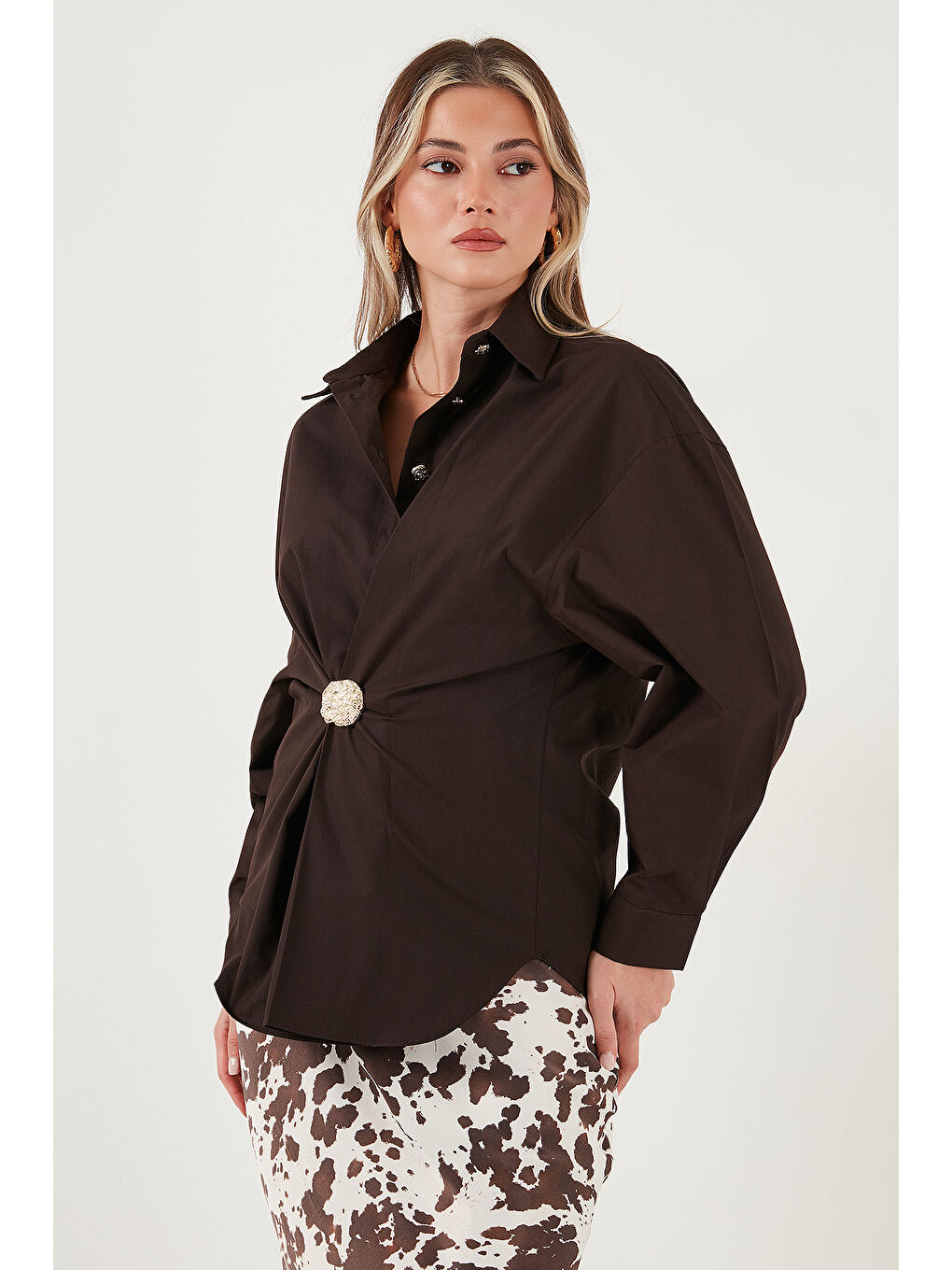 Kahverengi Pamuklu Regular Fit Broş Detaylı Uzun Kollu Gömlek 6834990-2