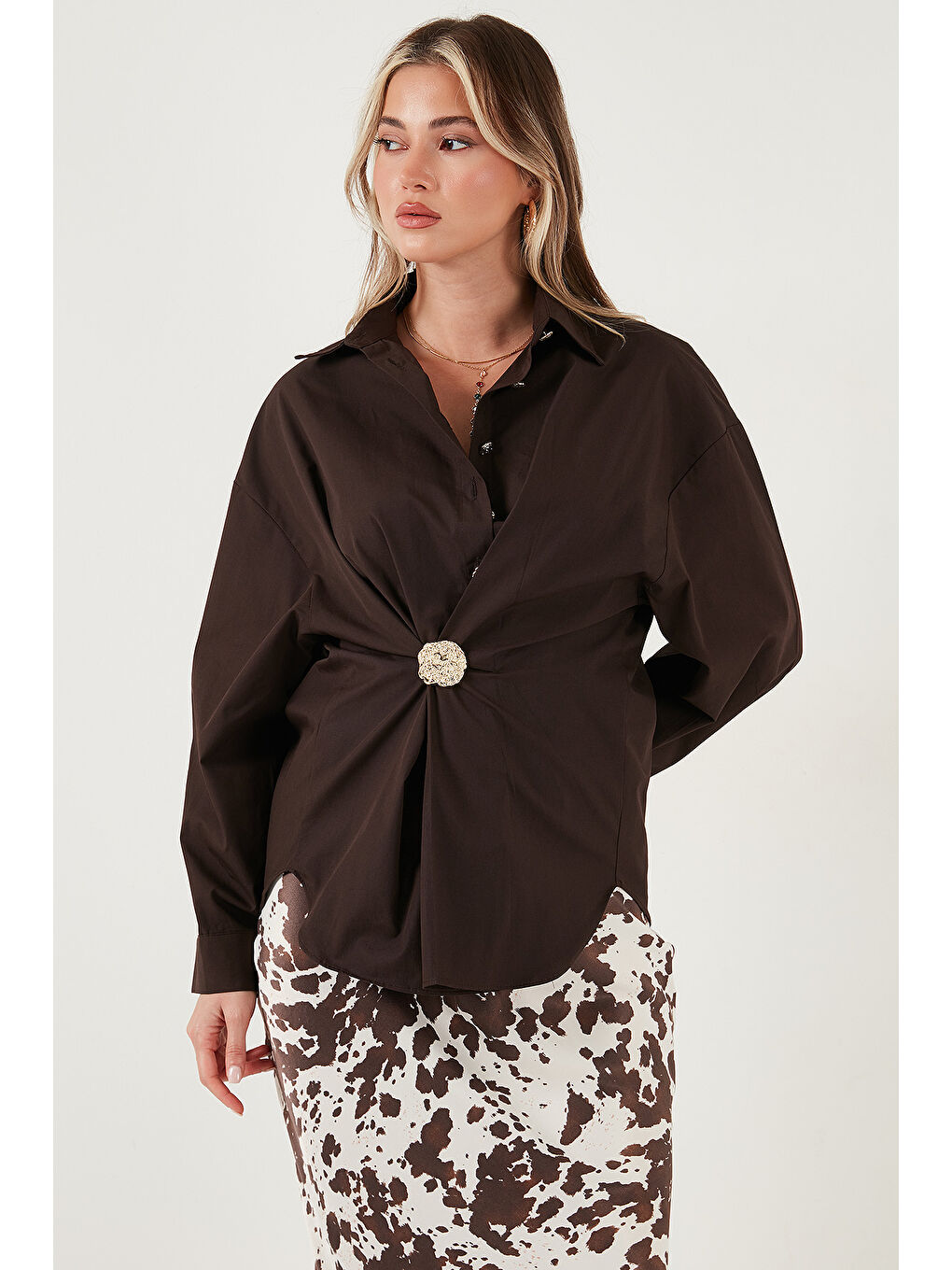 Kahverengi Pamuklu Regular Fit Broş Detaylı Uzun Kollu Gömlek 6834990-3