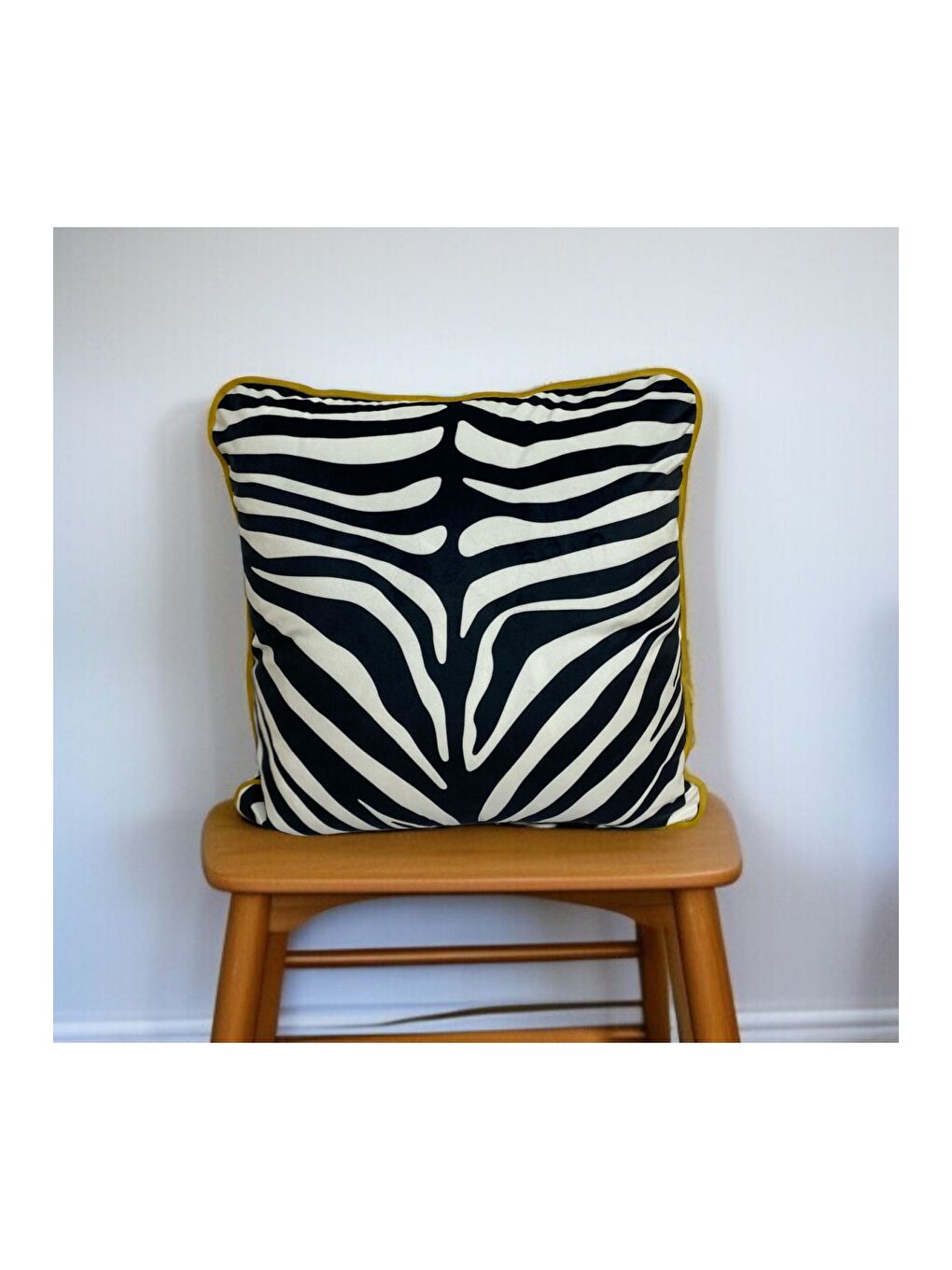 Siyah Zebra Desen Sarı Biyeli Dekoratif Kırlent Kılıfı 43x43