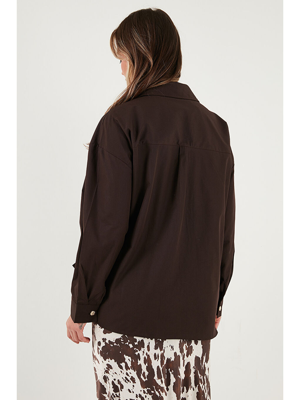 Kahverengi Pamuklu Regular Fit Broş Detaylı Uzun Kollu Gömlek 6834990-4