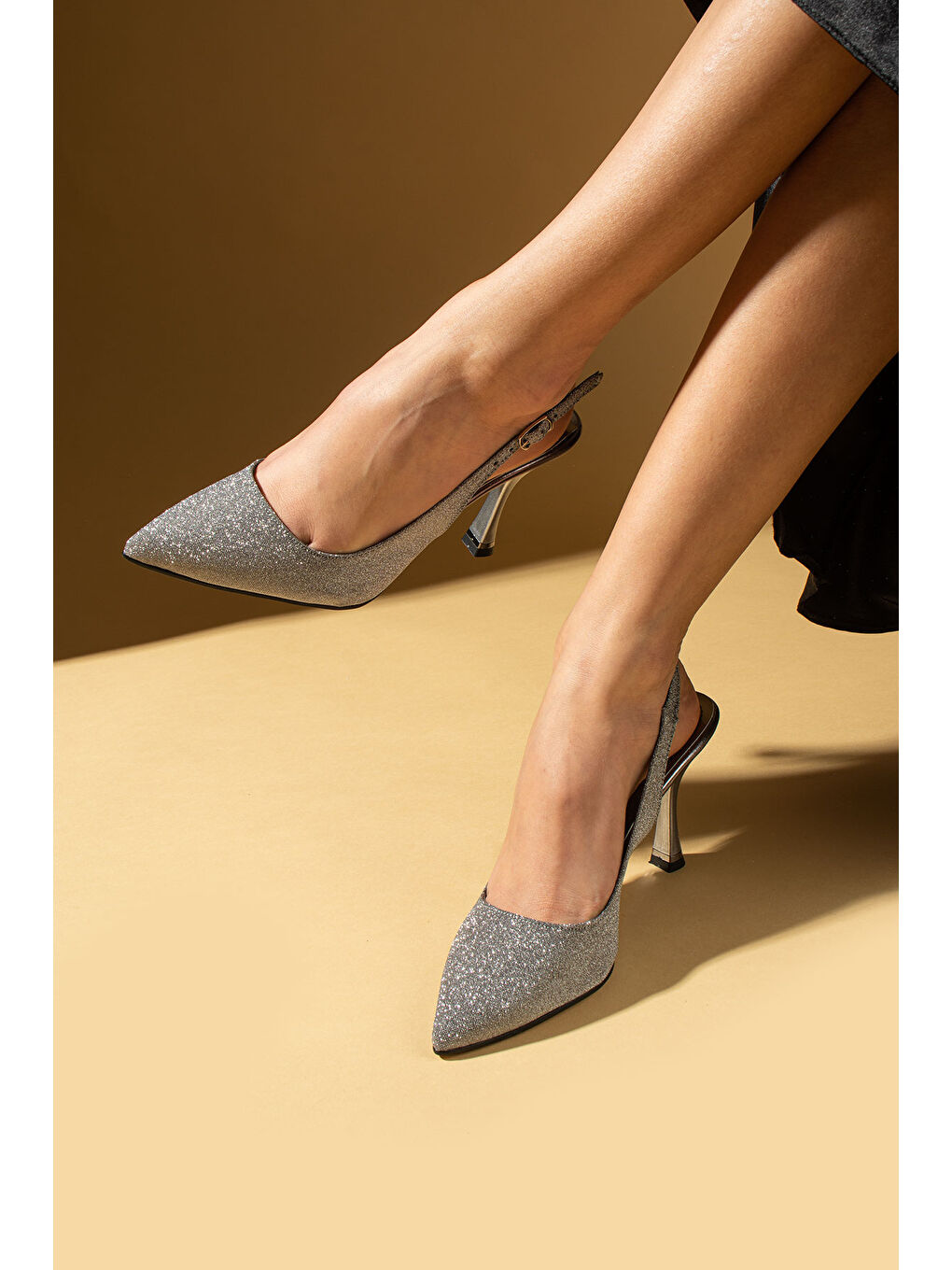 Gri Sivri Burun Arkası Açık Simli Tokalı İnce Topuklu Kadın Ayakkabı 71-613-25Sim-2