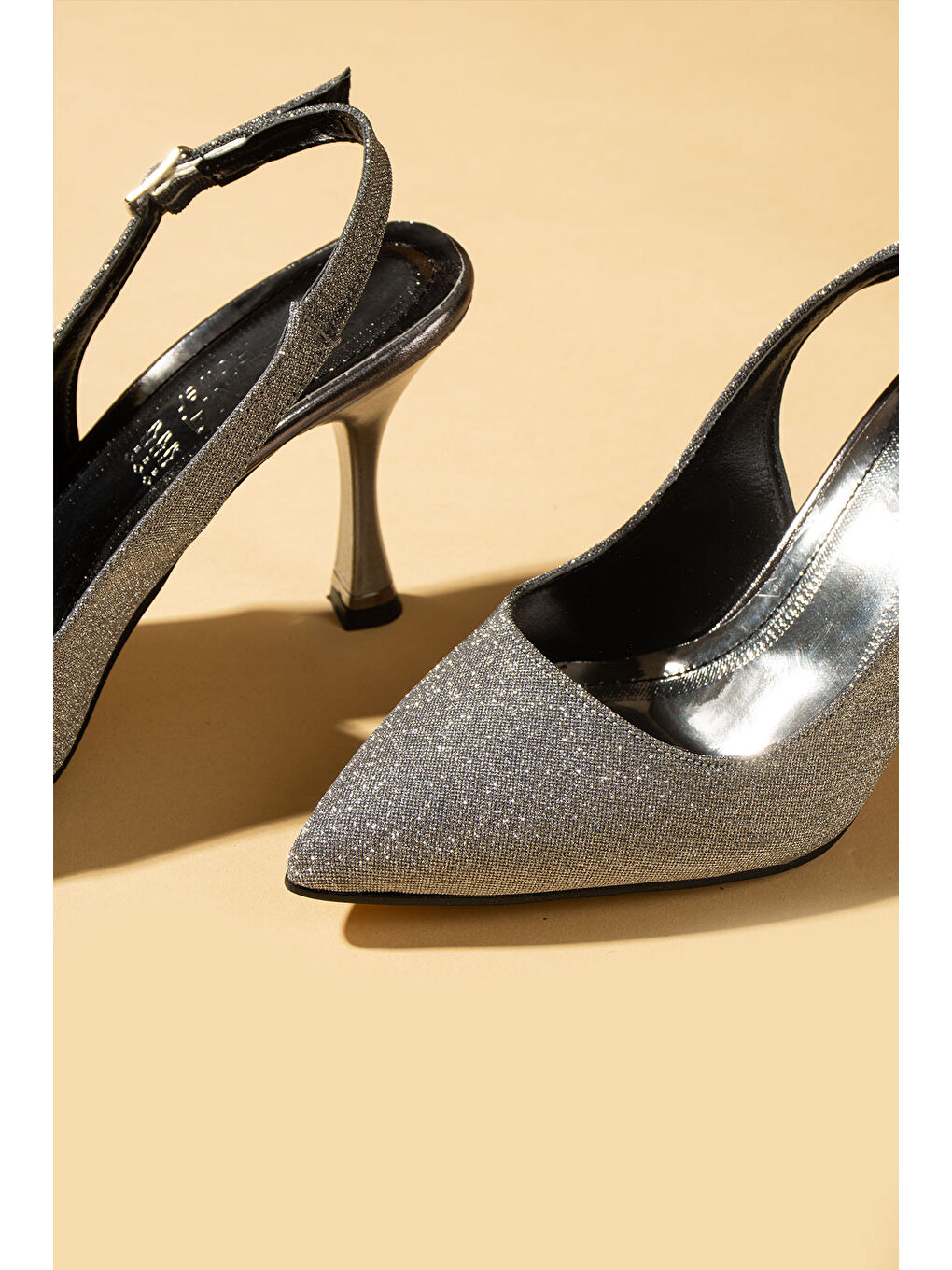 Gri Sivri Burun Arkası Açık Simli Tokalı İnce Topuklu Kadın Ayakkabı 71-613-25Sim-3