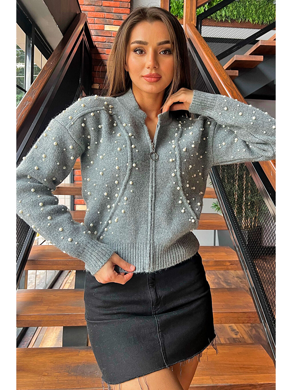 Gri Modern Tasarımlı İnci Detaylı Fermuarlı Kadın Hırka