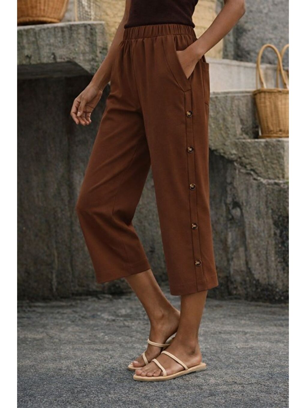 Kahverengi Kadın Yüksel Bel Lastikli Yandan Dügme Detaylı Midi Pantolon-1