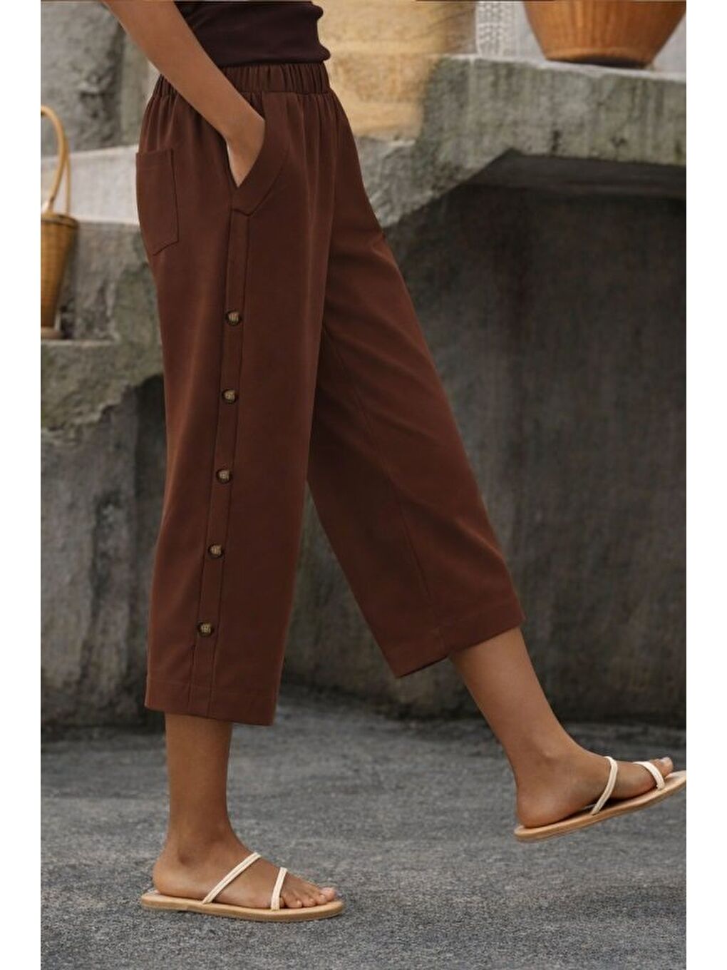 Kahverengi Kadın Yüksel Bel Lastikli Yandan Dügme Detaylı Midi Pantolon-2