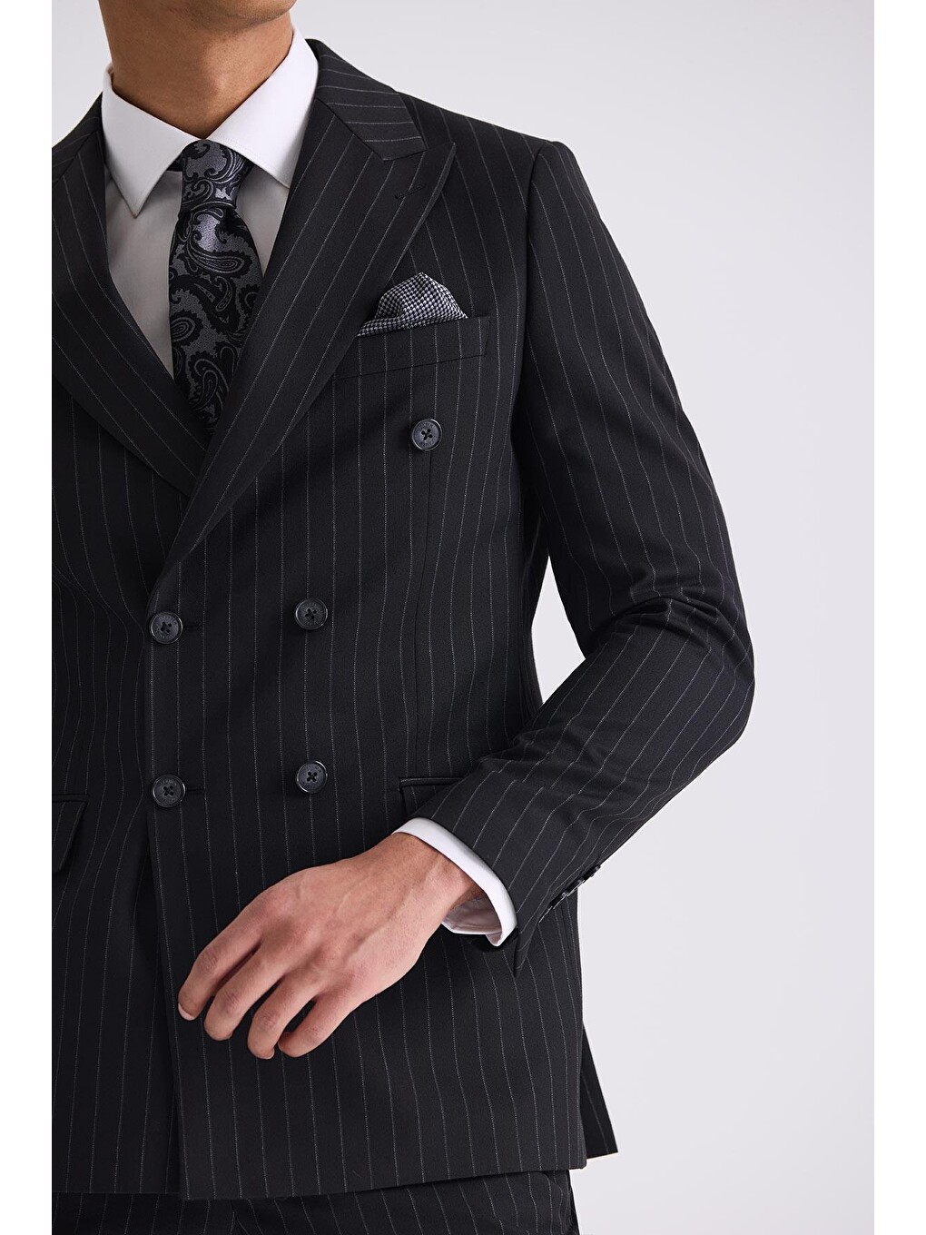 Siyah Slim Fit Sivri Yaka Çizgili Kruvaze Takım Elbise-2