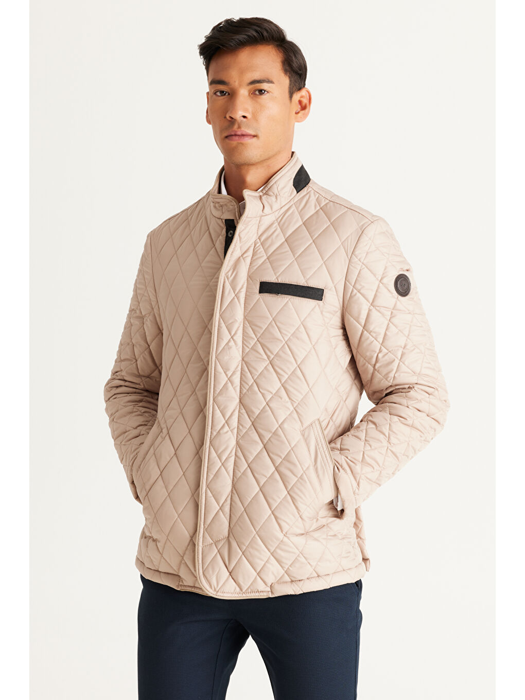 Erkek Bej Standart Fit Normal Kesim Dik Yaka Kapitone Desenli Overcoat