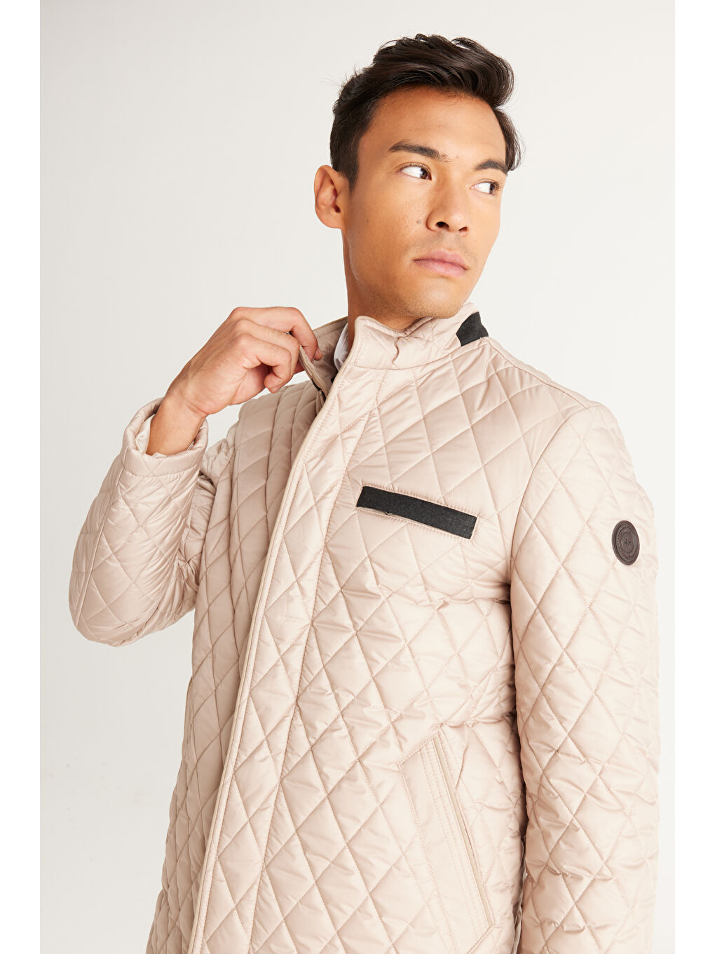 Erkek Bej Standart Fit Normal Kesim Dik Yaka Kapitone Desenli Overcoat-3