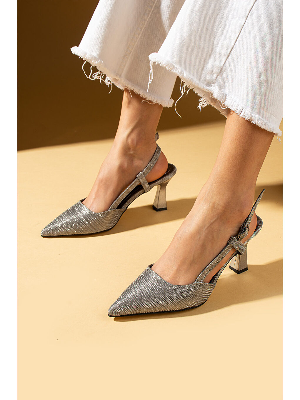 Gri Sivri Burun Kadeh Topuklu Parlak Renkli Slingback Kadın Ayakkabı 71-531-25