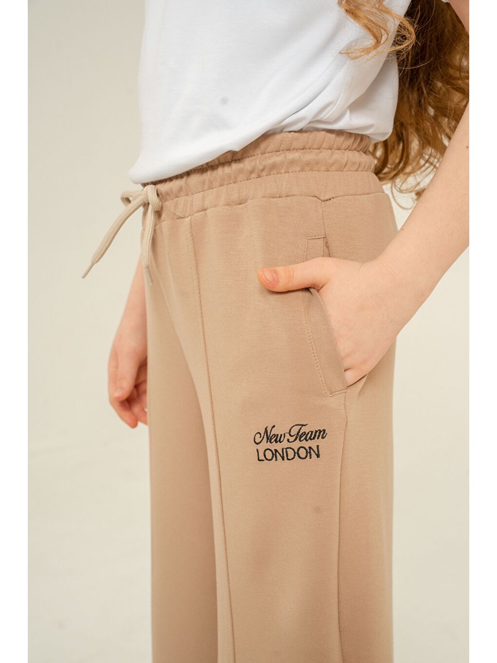 Bej New Team London Nakışlı Yumuşak Dokulu - Comfort Kumaş Kız Çocuk Eşofman Altı-2