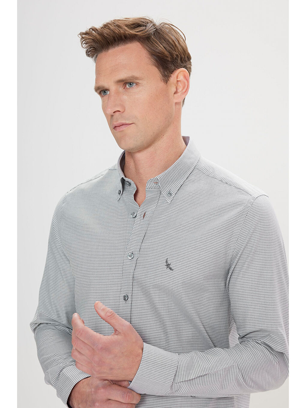 Erkek Siyah-Beyaz Slim Fit Dar Kesim Düğmeli Yaka %100 Pamuk Kazayağı Desenli Gömlek