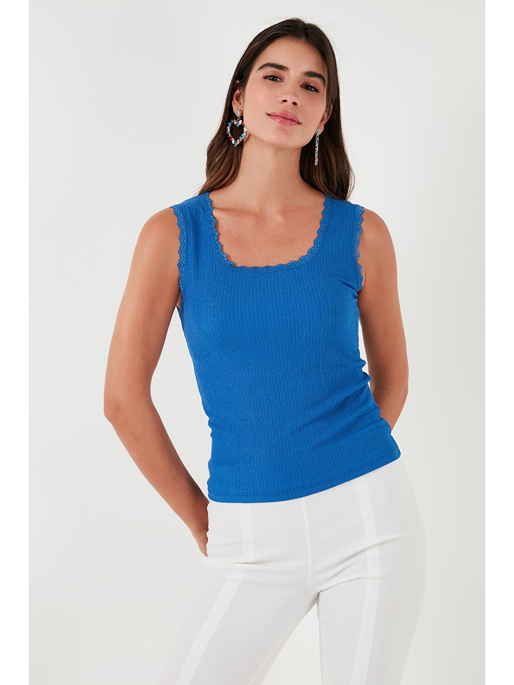 Mavi Slim Fit Kalın Askılı Dantelli Kare Yaka Bürümcük Kadın Atlet 5864979-2