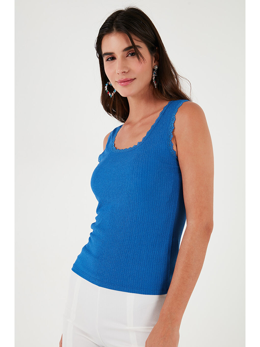 Mavi Slim Fit Kalın Askılı Dantelli Kare Yaka Bürümcük Kadın Atlet 5864979-3