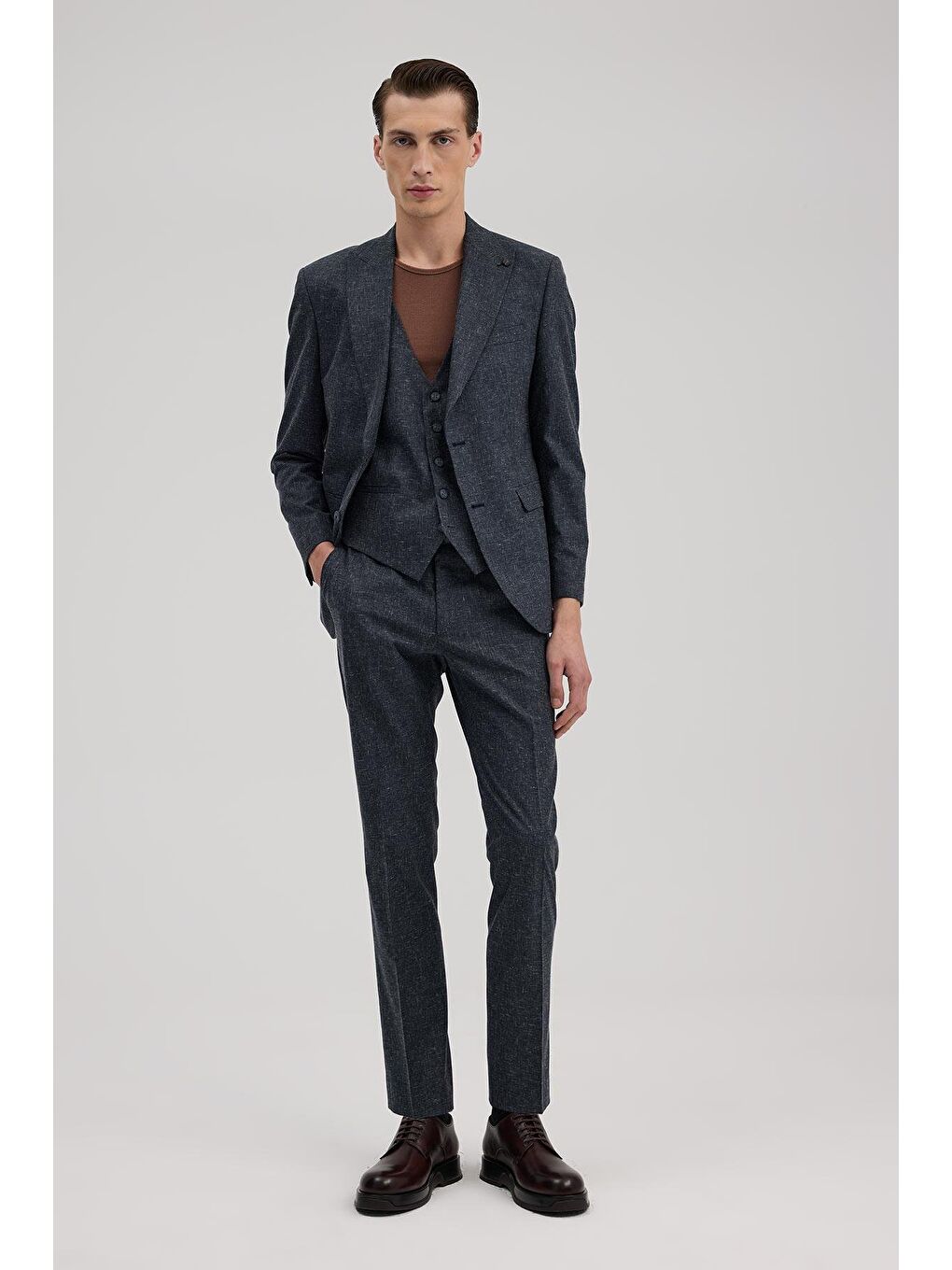 Koyu Lacivert Slim Fit Sivri Yaka Yelekli Takım Elbise