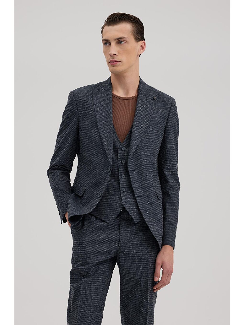 Koyu Lacivert Slim Fit Sivri Yaka Yelekli Takım Elbise-1