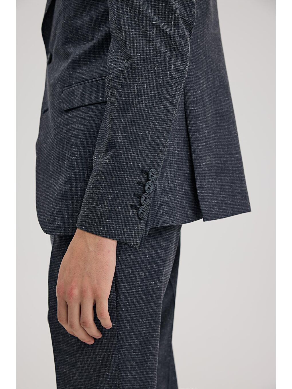 Koyu Lacivert Slim Fit Sivri Yaka Yelekli Takım Elbise-4