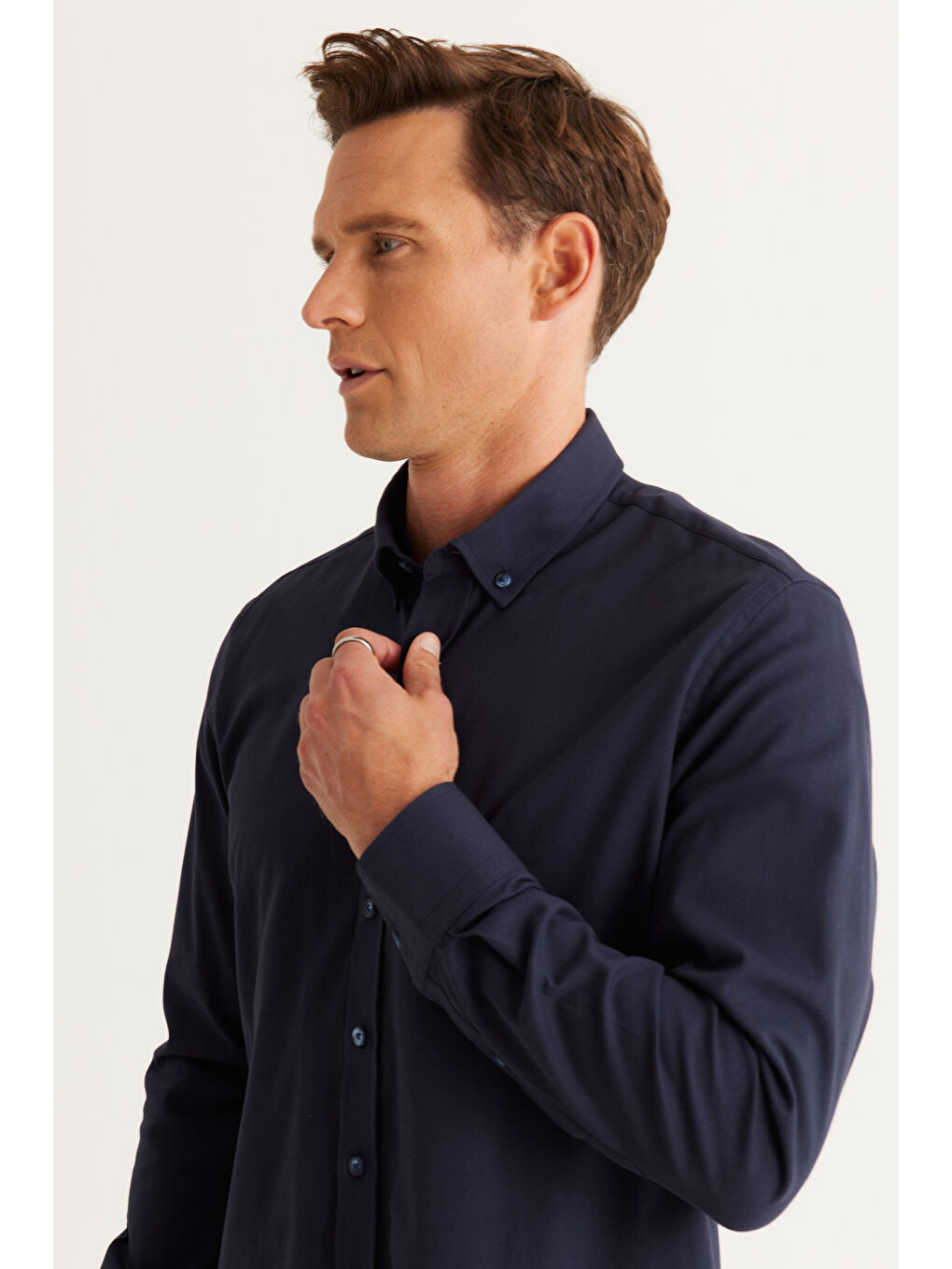 Erkek Lacivert Slim Fit Dar Kesim Düğmeli Yaka Pamuklu Gabardin Gömlek-2