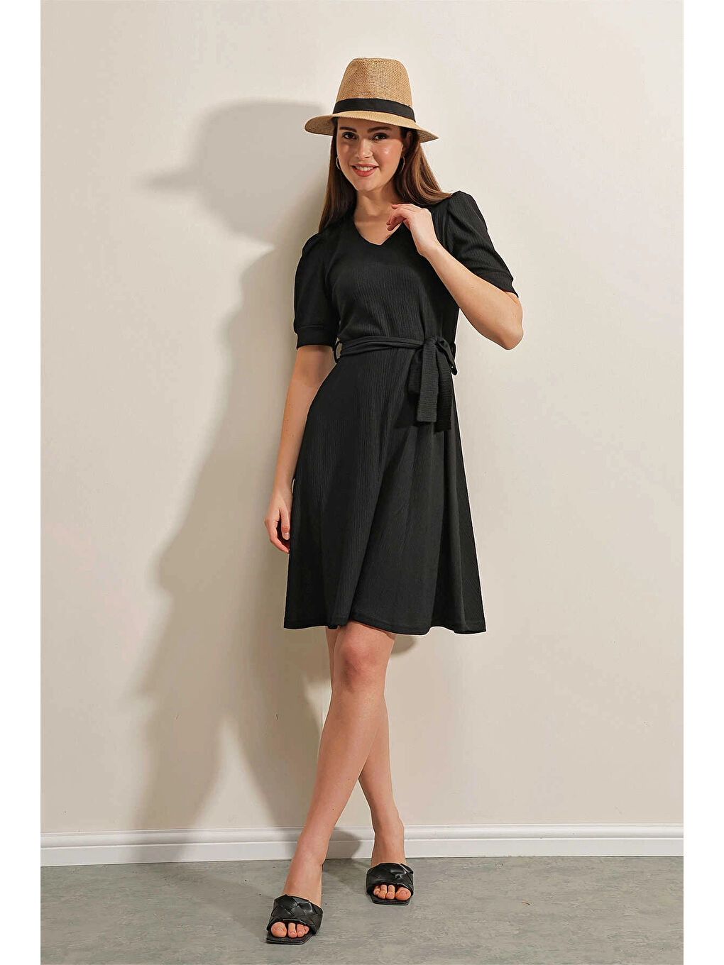 Kadın Siyah V Yaka Kuşaklı Örme Elbise HZL25S-BD123701