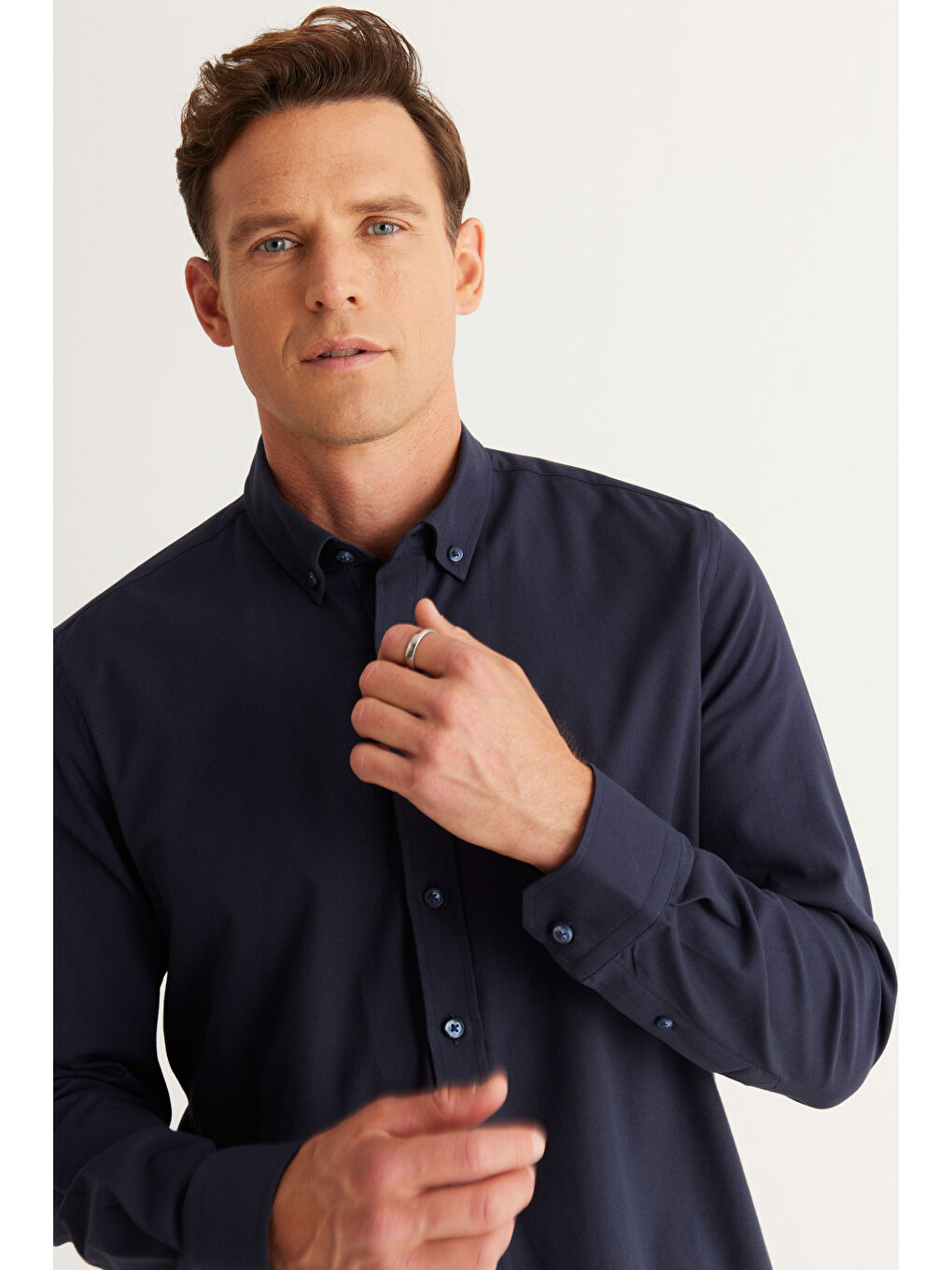Erkek Lacivert Slim Fit Dar Kesim Düğmeli Yaka Pamuklu Gabardin Gömlek-3