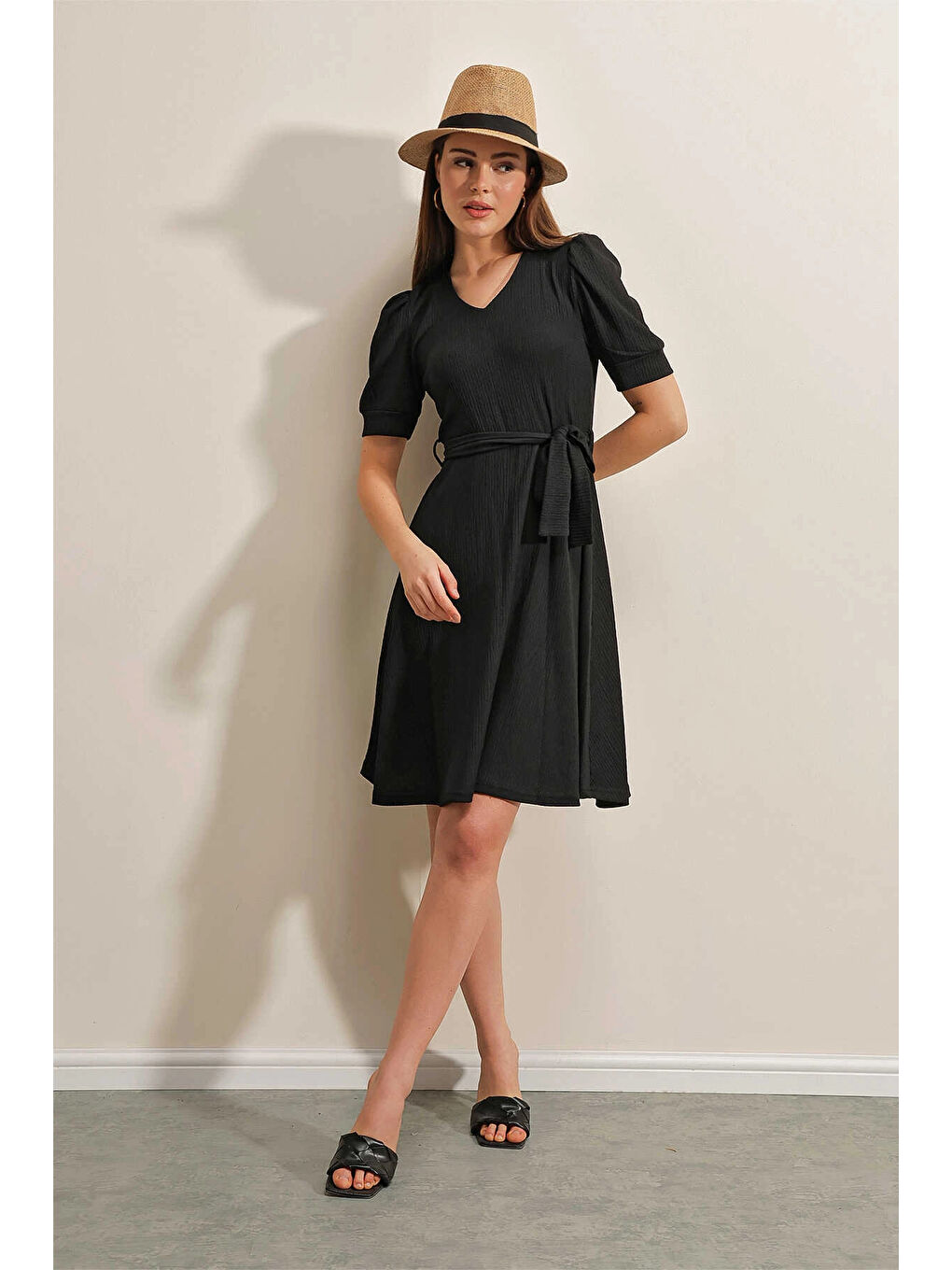 Kadın Siyah V Yaka Kuşaklı Örme Elbise HZL25S-BD123701-1