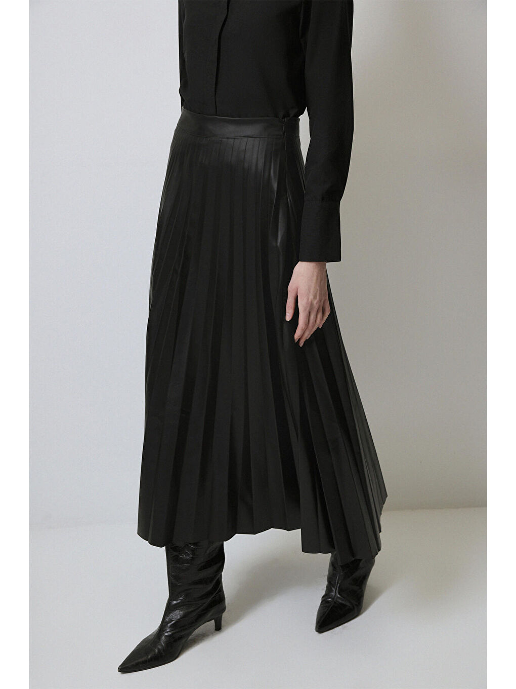 Siyah Piliseli Deri Etek