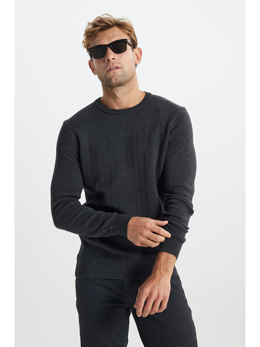 Erkek Antrasit-Melanj Pamuklu Standart Fit Normal Kesim Bisiklet Yaka Desenli Triko Kazak