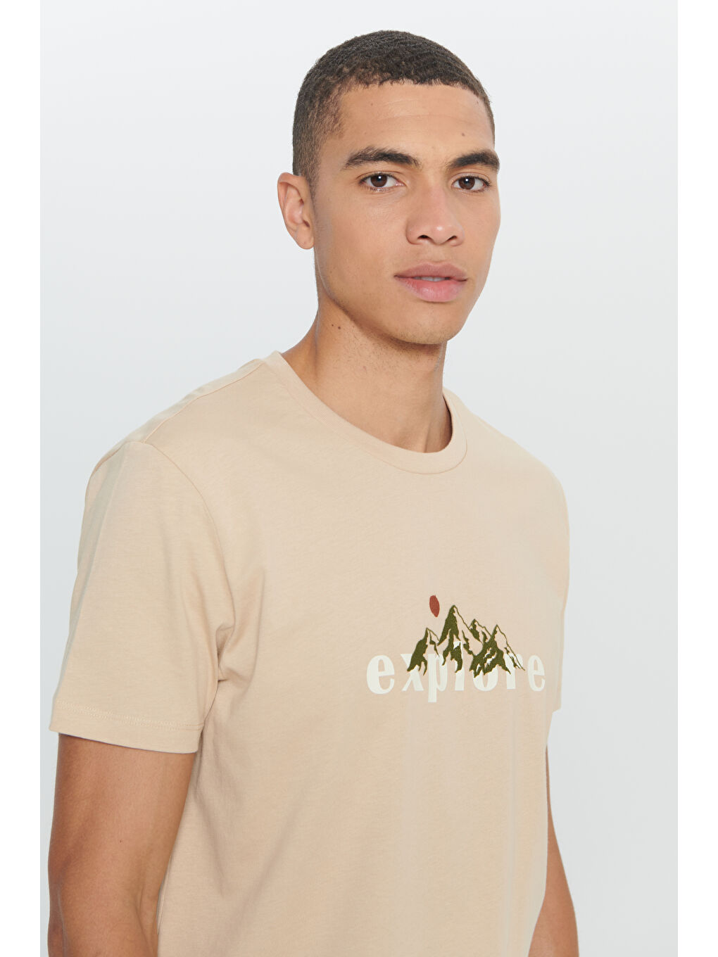 Erkek Koyu Bej Standart Fit Normal Kesim %100 Pamuk Baskılı Bisiklet Yaka Tişört-4