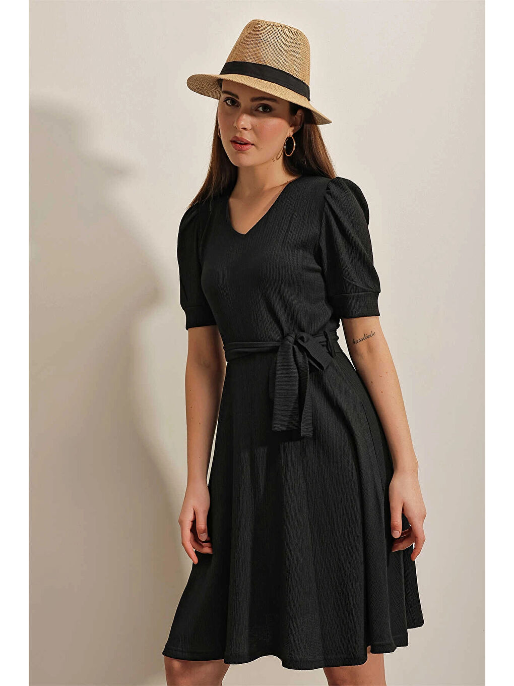 Kadın Siyah V Yaka Kuşaklı Örme Elbise HZL25S-BD123701-3