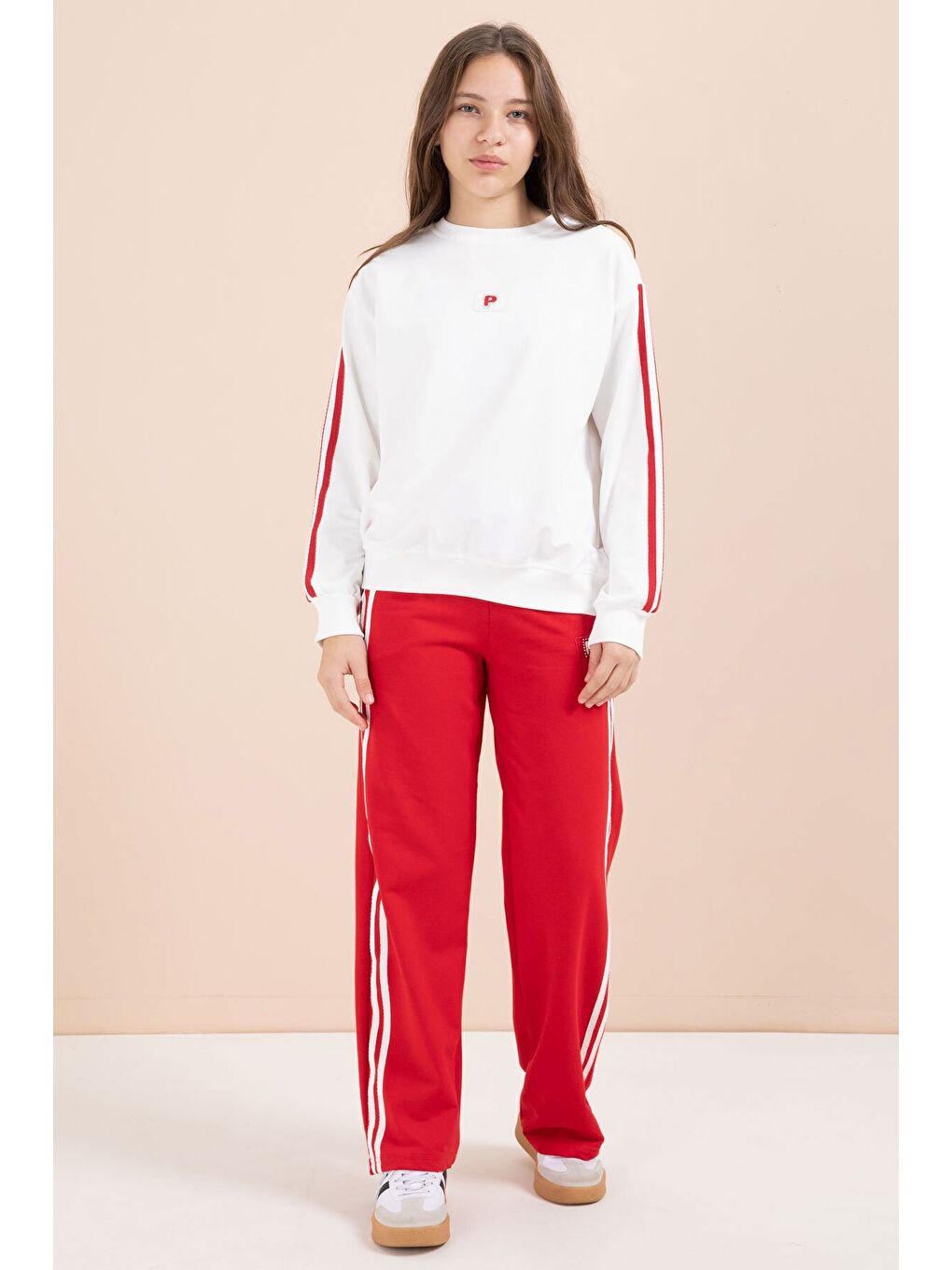 Kırmızı Şerit Detaylı Geniş Paça Nakışlı Kız Oversize Eşofman Takımı 23454