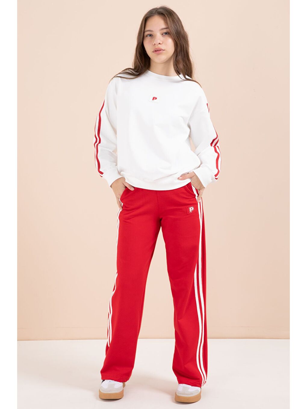 Kırmızı Şerit Detaylı Geniş Paça Nakışlı Kız Oversize Eşofman Takımı 23454-1