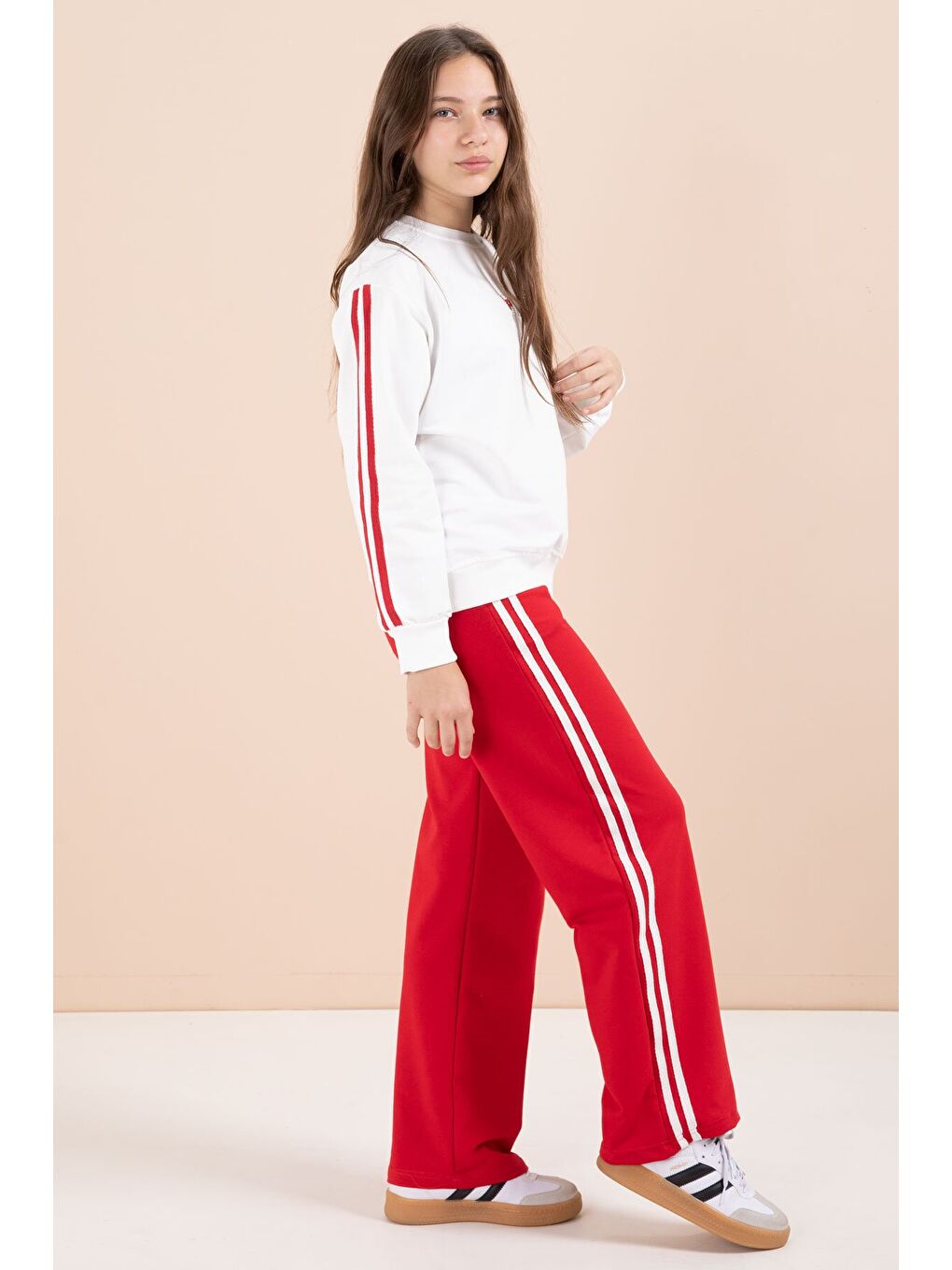 Kırmızı Şerit Detaylı Geniş Paça Nakışlı Kız Oversize Eşofman Takımı 23454-3