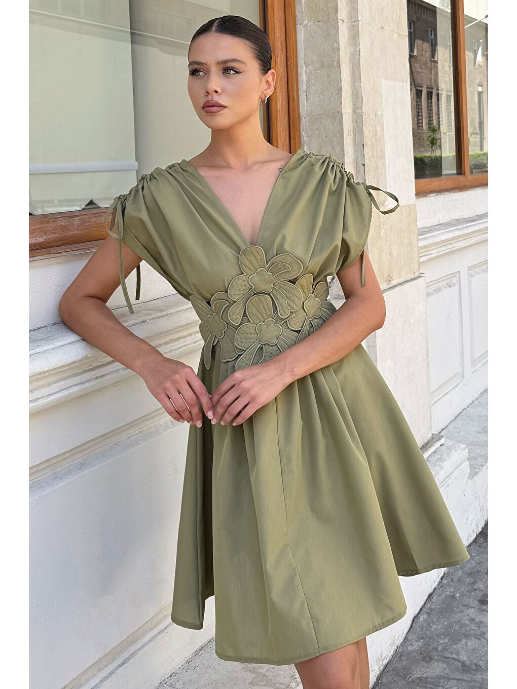 Haki Papatya Aplikeli Kısa Elbise-1