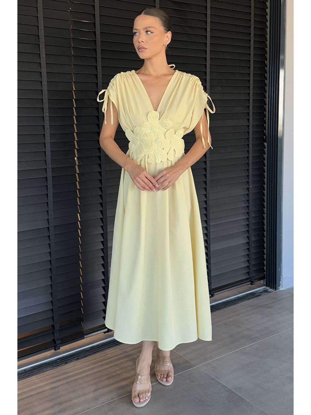 Sarı Papatya Aplikeli Kruvaze Elbise-1