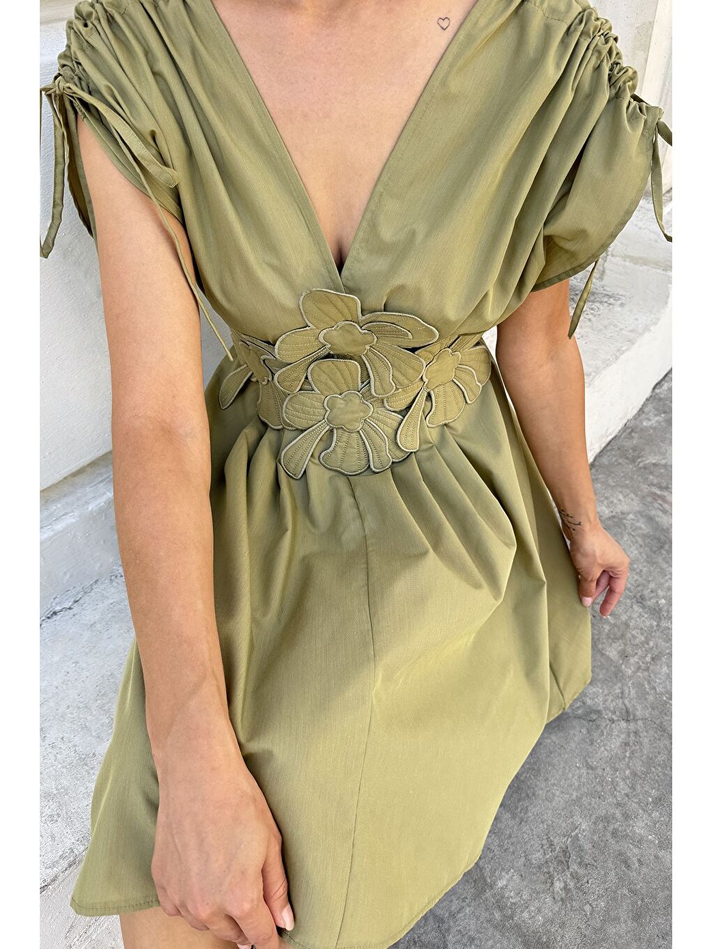 Haki Papatya Aplikeli Kısa Elbise-2