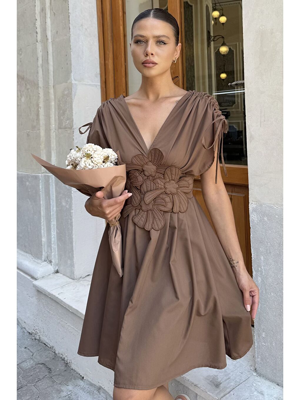 Kahverengi Papatya Aplikeli Kısa Elbise-1