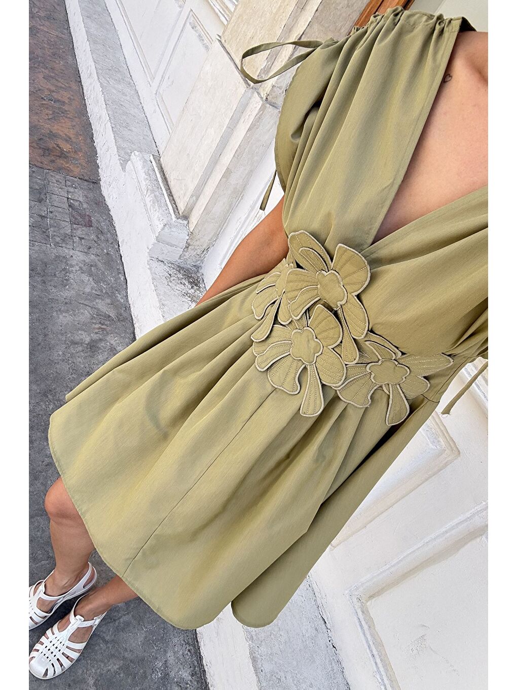 Haki Papatya Aplikeli Kısa Elbise-3