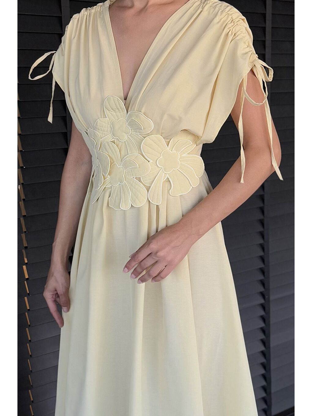 Sarı Papatya Aplikeli Kruvaze Elbise-3