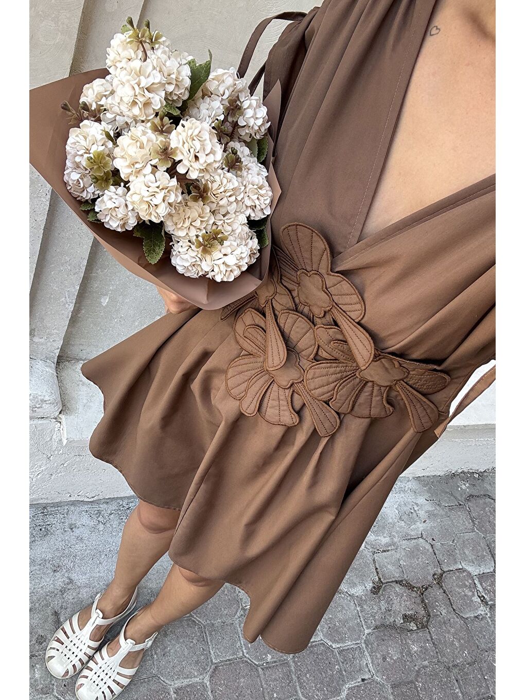 Kahverengi Papatya Aplikeli Kısa Elbise-2