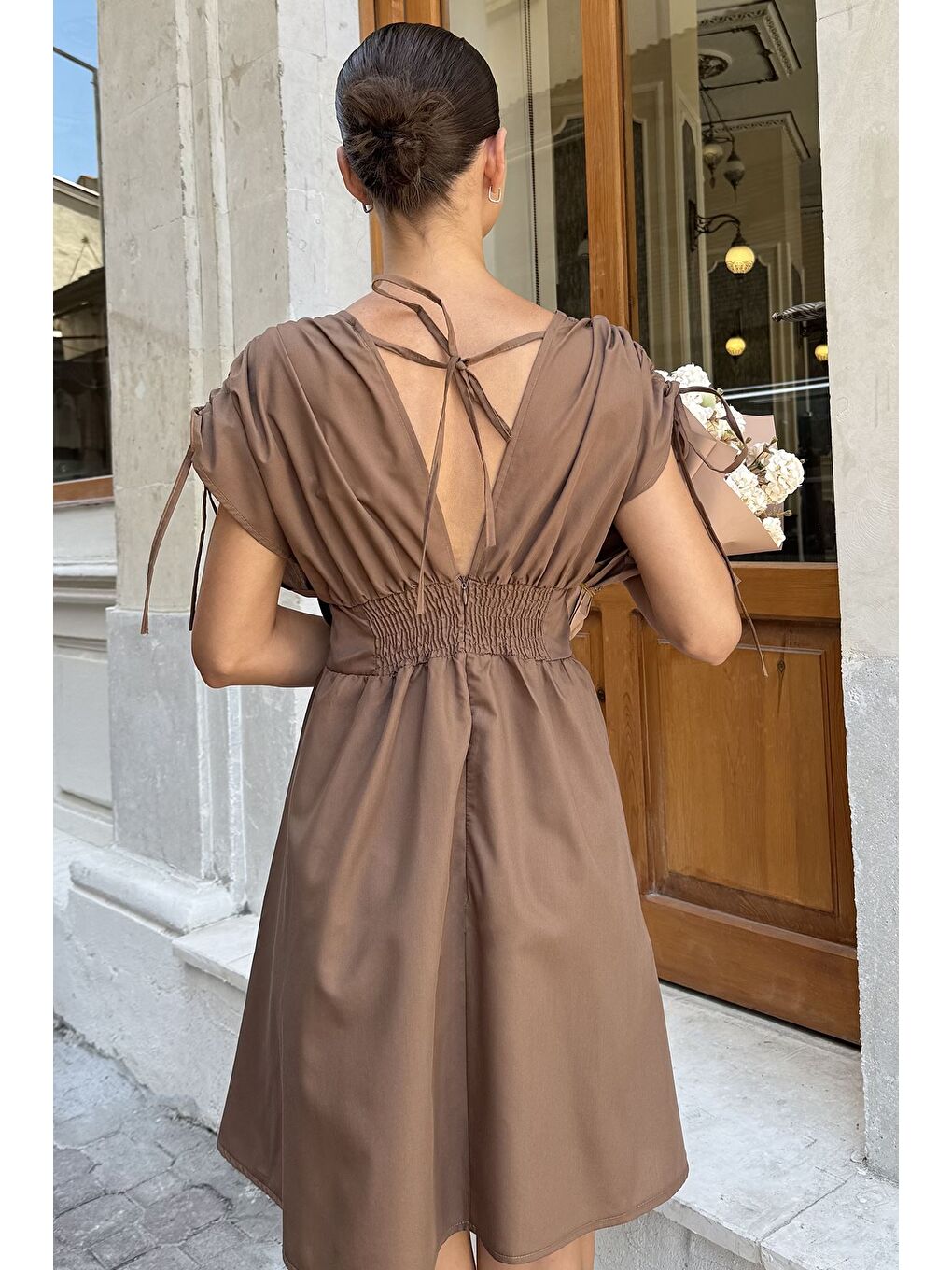 Kahverengi Papatya Aplikeli Kısa Elbise-3