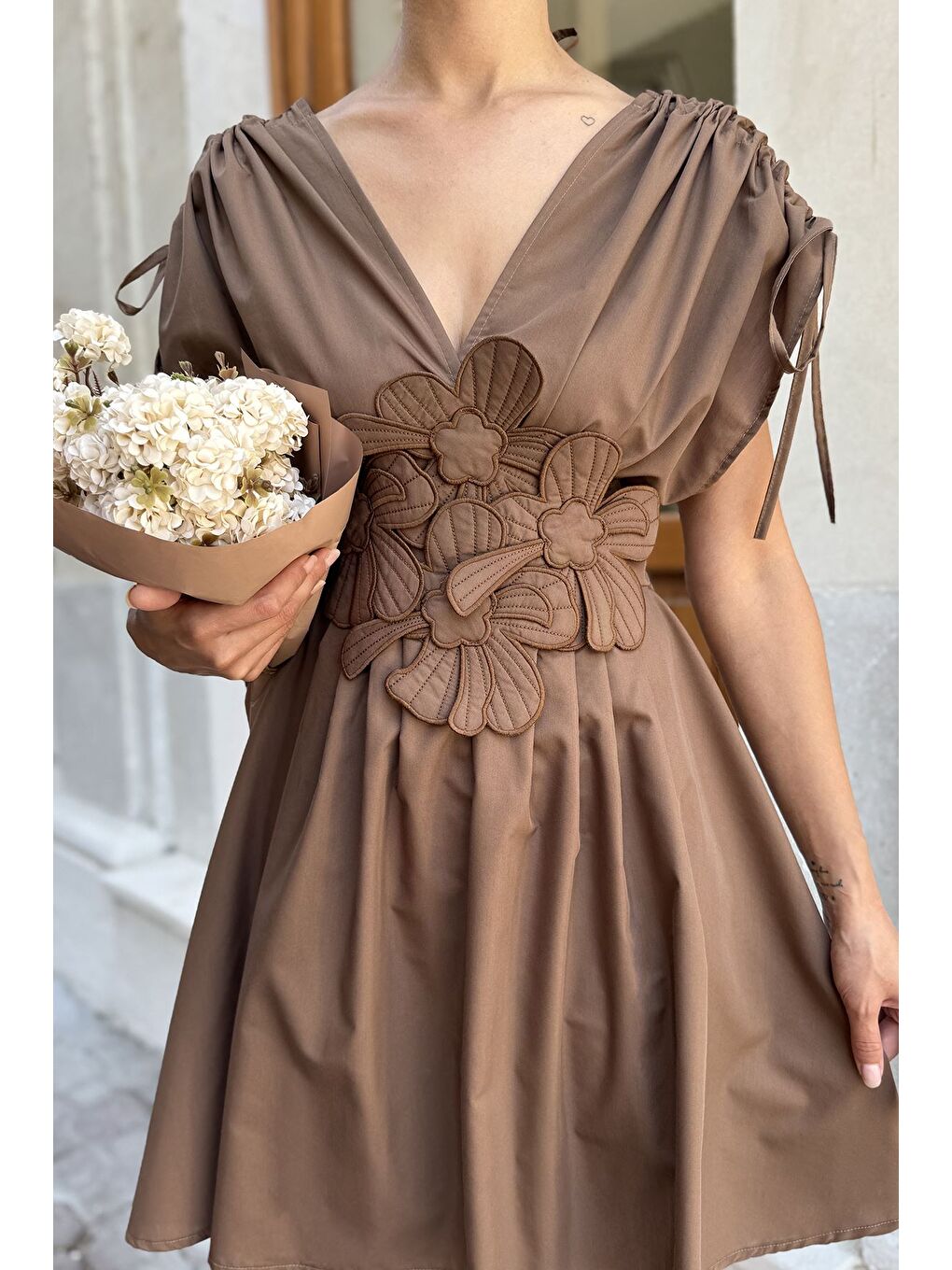 Kahverengi Papatya Aplikeli Kısa Elbise-4