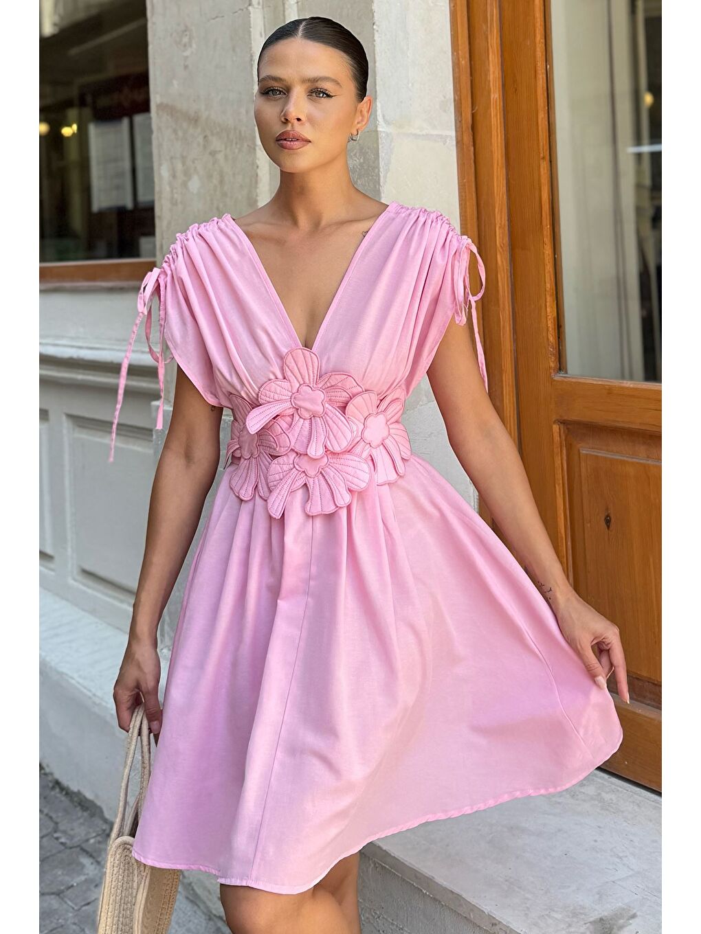 Pembe Papatya Aplikeli Kısa Elbise