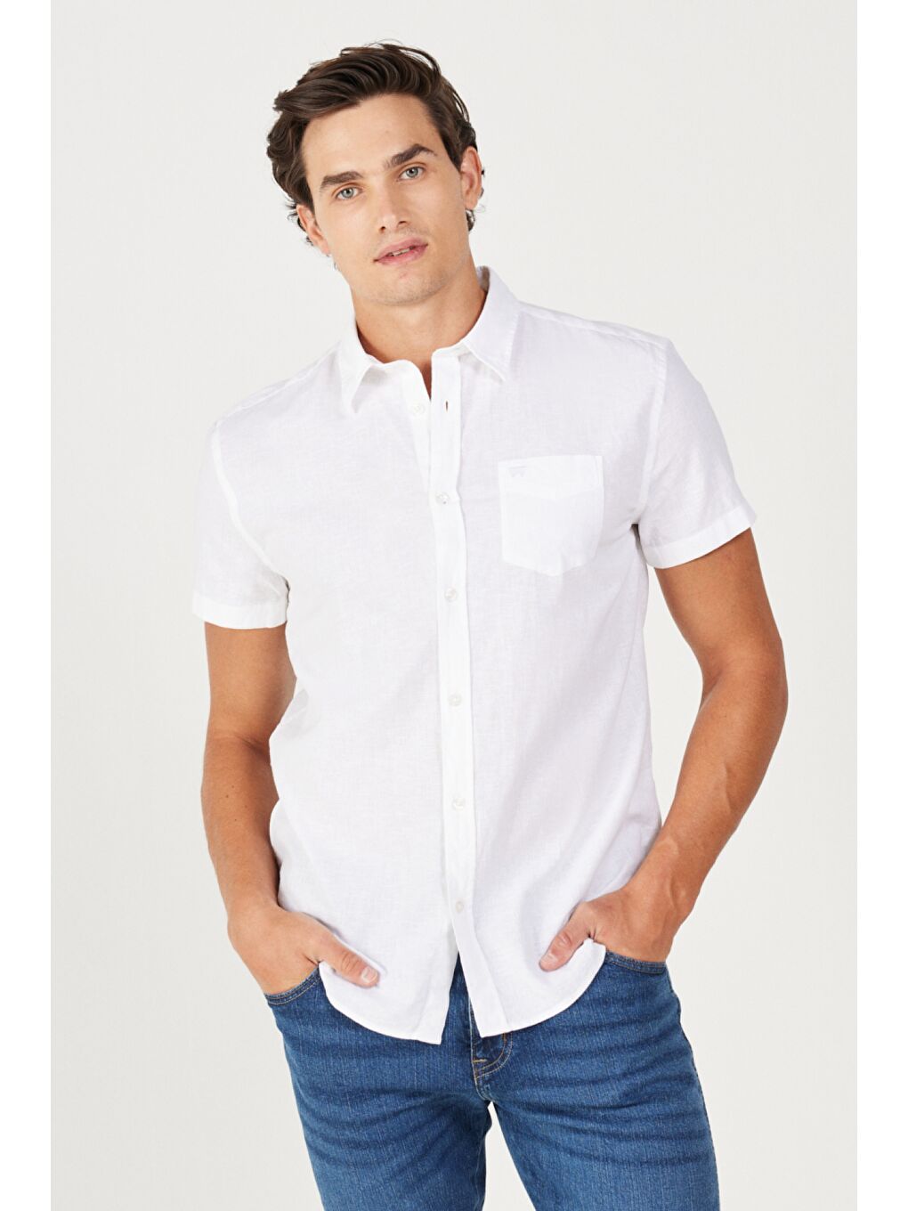 Beyaz Regular Fit Normal Kesim Kısa Kollu Düğmeli Yaka Keten Gömlek