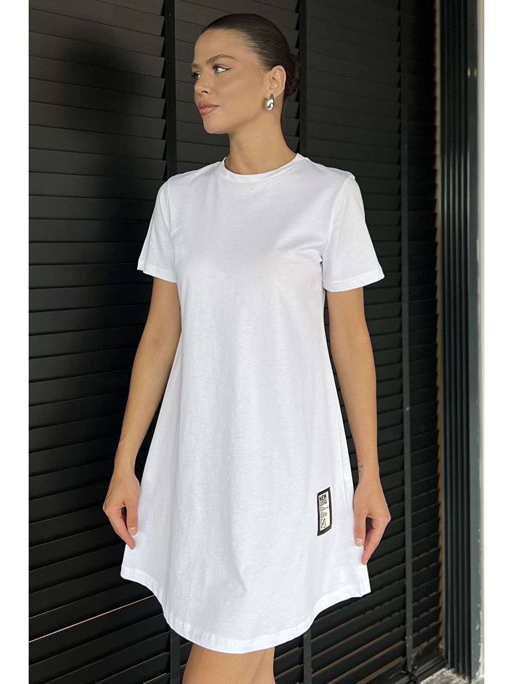 Beyaz Kadın Bisiklet Yaka Arma Detaylı T-shirt Elbise