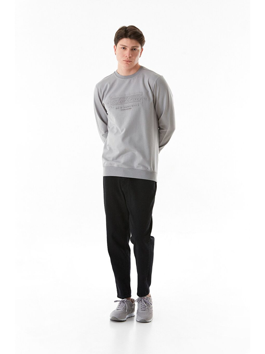 Gri Kabartma Desenli Bisiklet Yaka Sweatshirt-3