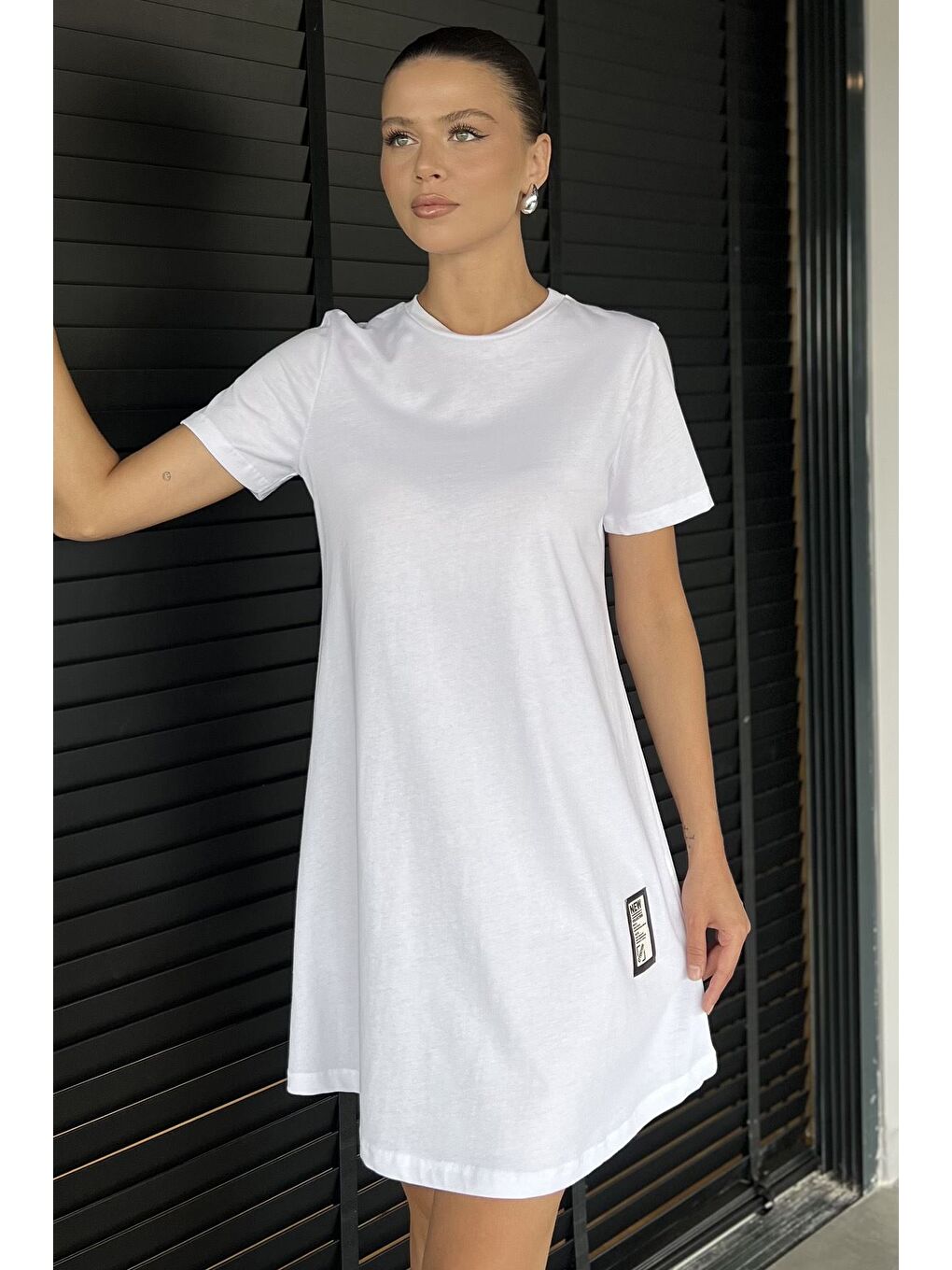 Beyaz Kadın Bisiklet Yaka Arma Detaylı T-shirt Elbise-1