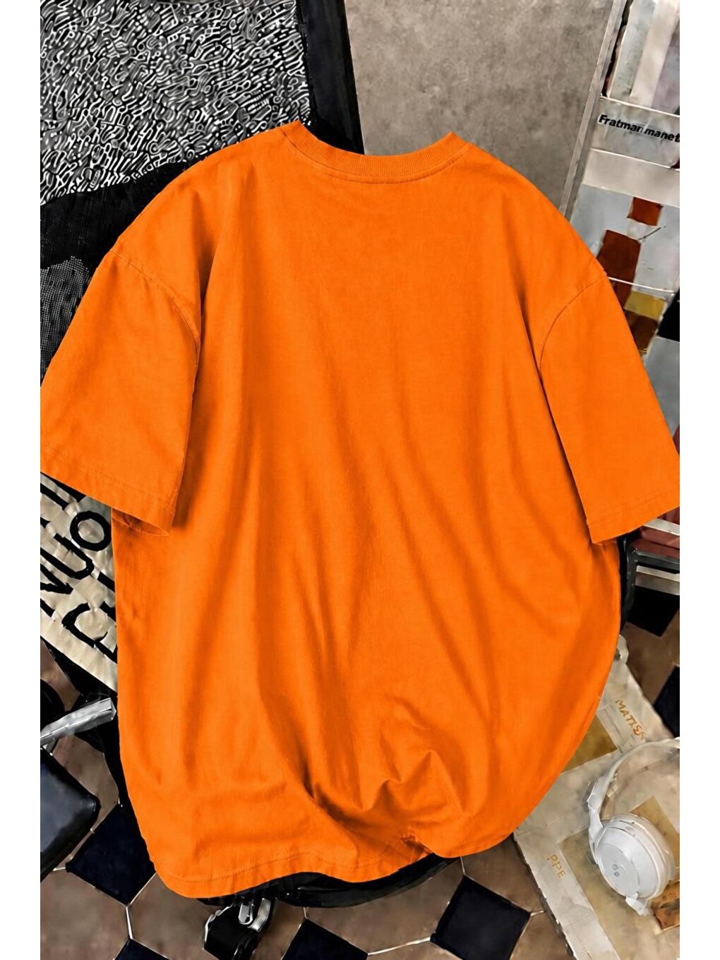 Turuncu La El İşareti Ön Baskılı Sokak Modası Unisex T-shirt-1