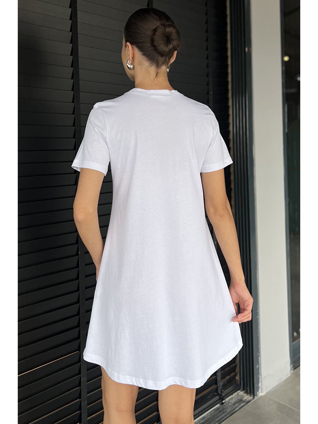 Beyaz Kadın Bisiklet Yaka Arma Detaylı T-shirt Elbise-2