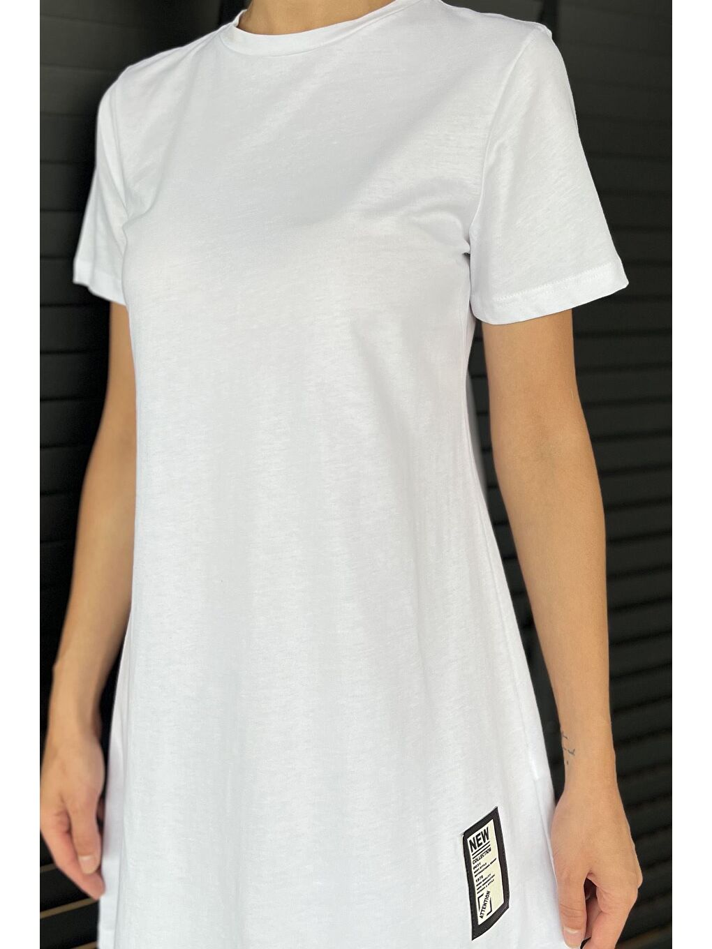 Beyaz Kadın Bisiklet Yaka Arma Detaylı T-shirt Elbise-3