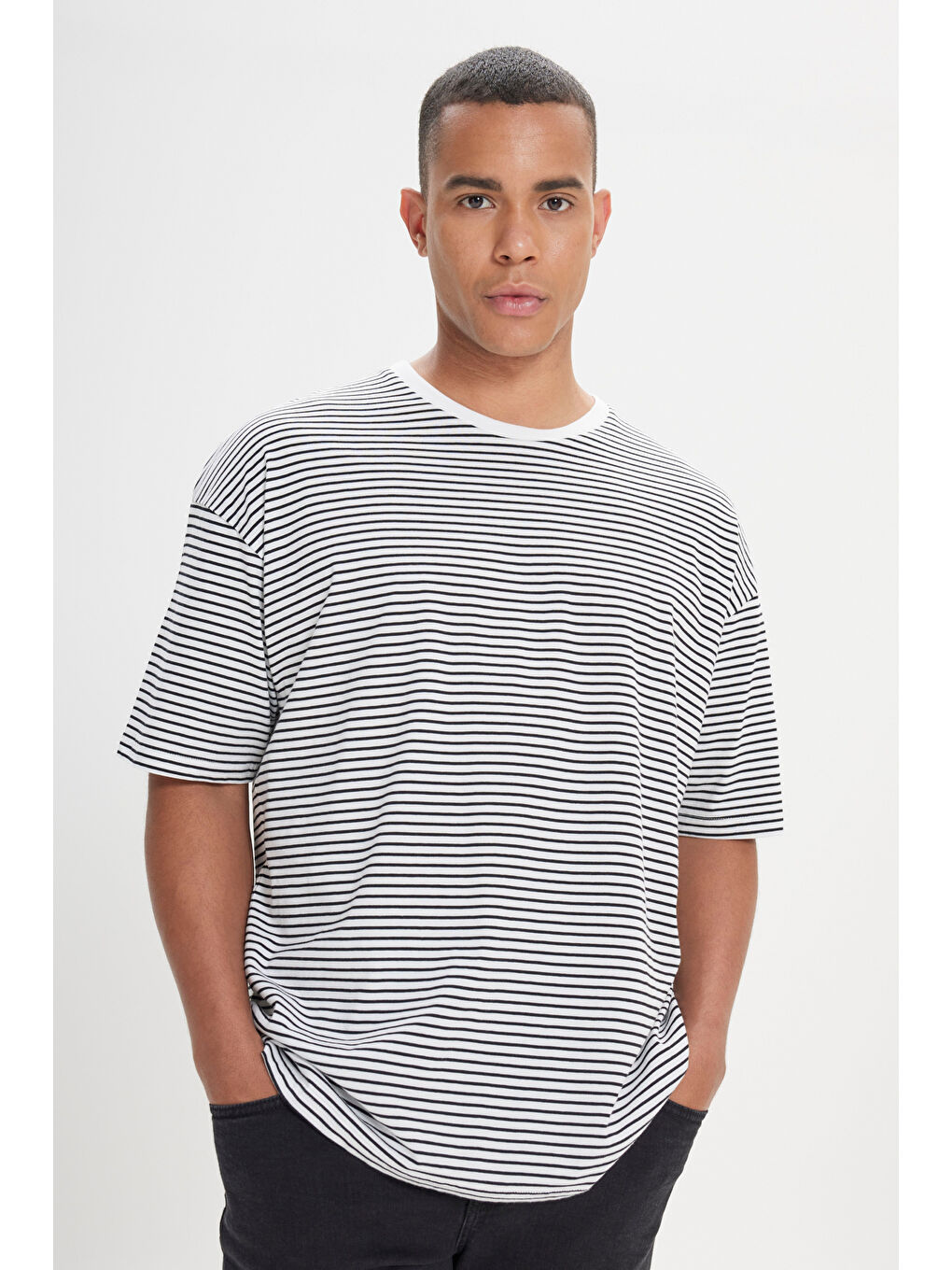 Erkek Siyah-Beyaz Oversize Bol Kesim %100 Pamuk Bisiklet Yaka Çizgili Tişört-2